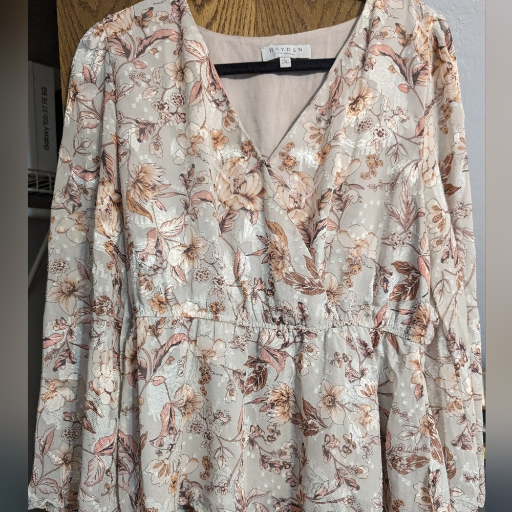 Hayden size L shirt cream color with flowers